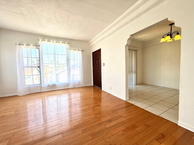 Living room - 2817 S Sycamore Ave Unit 2817 S Sycamore Ave