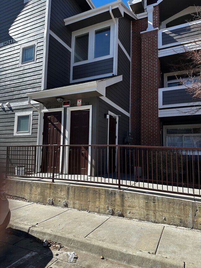 Building Photo - Move in Ready!! 3 Bedroom Condo - Cherry Grove - Aurora.....