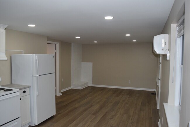 Living Room - 4103 N Center St Unit #3