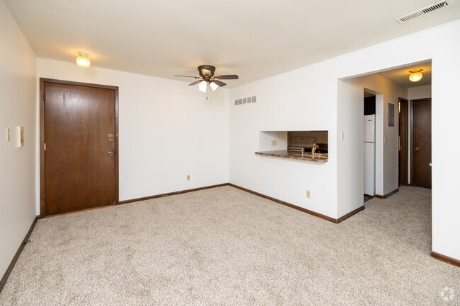 1BR, 1BA - 575 SF - Living Room