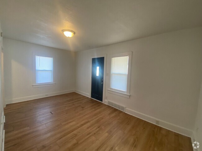 Building Photo - Spacious 2 Bedroom Home At A Great Price!