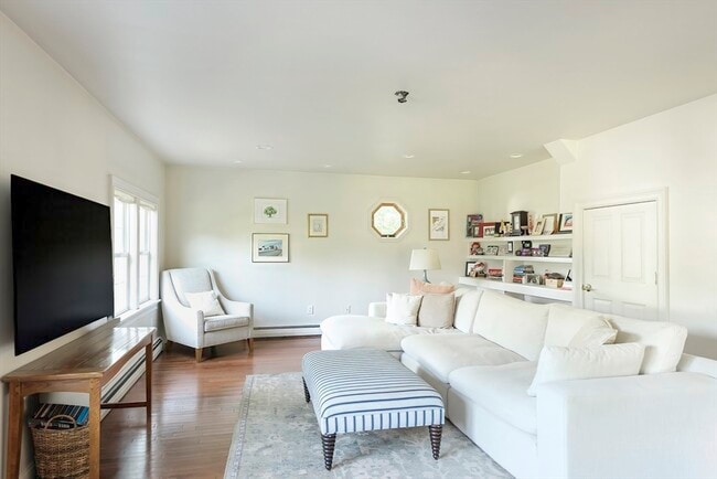 Photo - 127R Leonard St