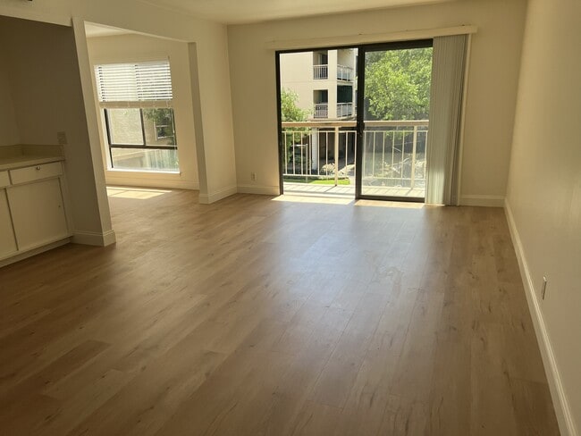 Building Photo - 320 N Civic Dr Unit #202