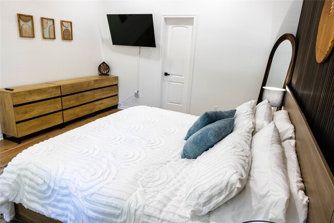 Building Photo - 17023 Lexington Dr