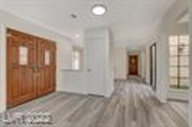 Elegant Remodeled Townhome in Gated Community - Elegant Remodeled Townhome in Gated Community