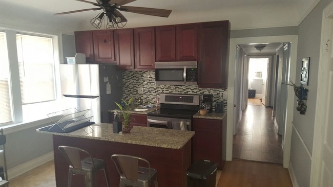 Kitchen - 2331 S Lombard Ave Apartments