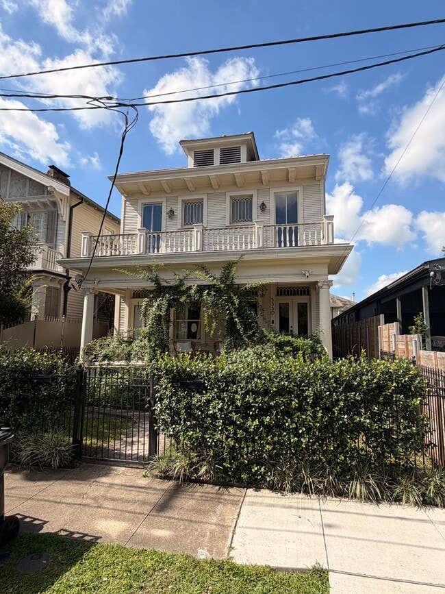 Building Photo - Gorgeous Two Story 3BD/2.5BA w/ Private Fenced in Backyard Unit 5330 Dryades St