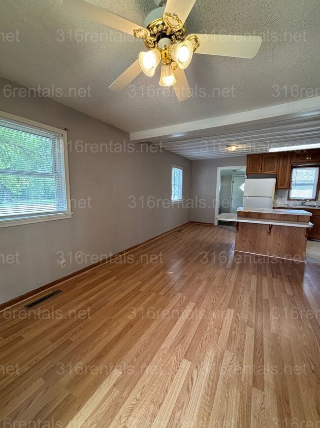 Photo - 405 Hillcrest St
