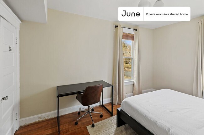 Room in Shared 5 bed/3 bath home in Brookland