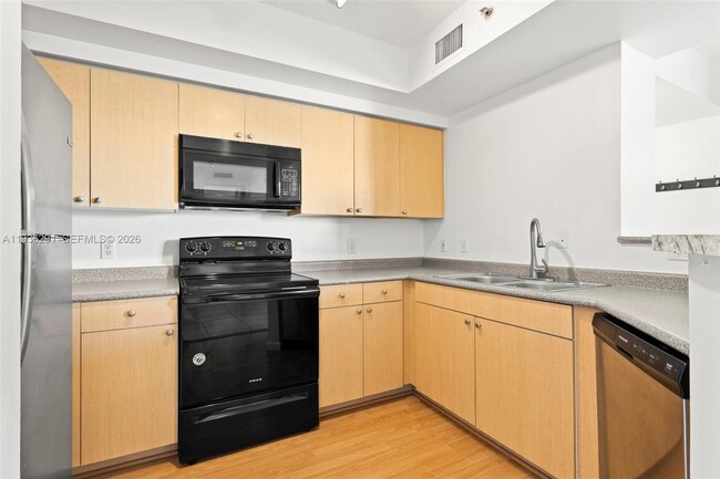 Building Photo - 1919 Van Buren St Unit 418A