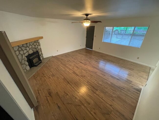 Photo - 928 Hemming Way