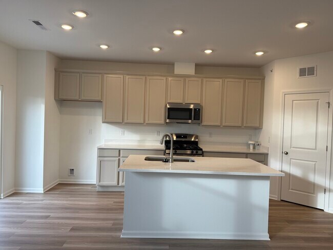 Photo - 302 Kingsport Dr