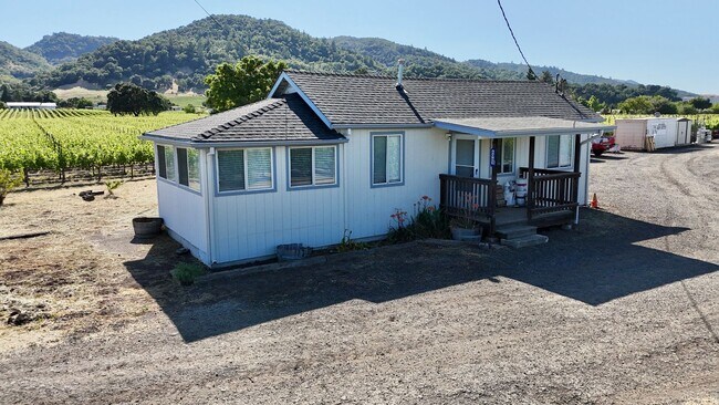 Rare, 2 Bedroom, 1 Bathroom Vineyard Cottage - Rare, 2 Bedroom, 1 Bathroom Vineyard Cottage House