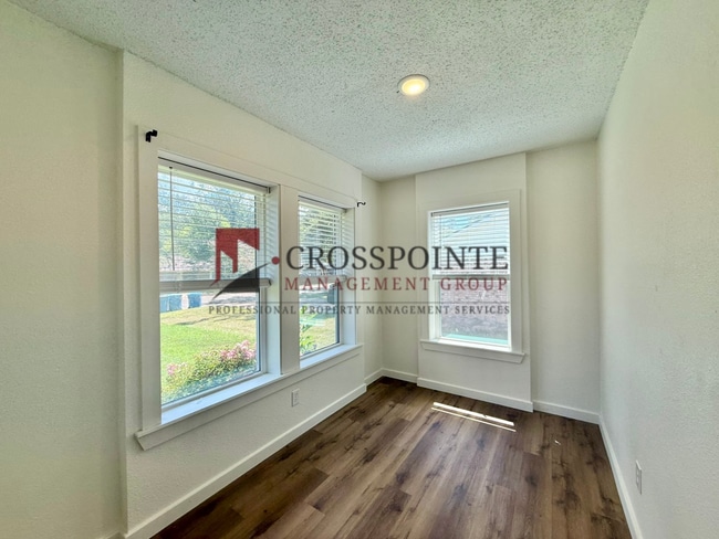 111 N Gatewood Dr