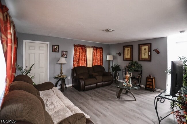 Photo - 2406 Linhart Ave