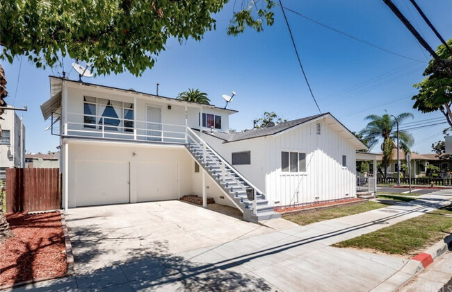 Upstairs unit above 2.5 car garage with wide balcony - 609 Temple Ave Apartamentos