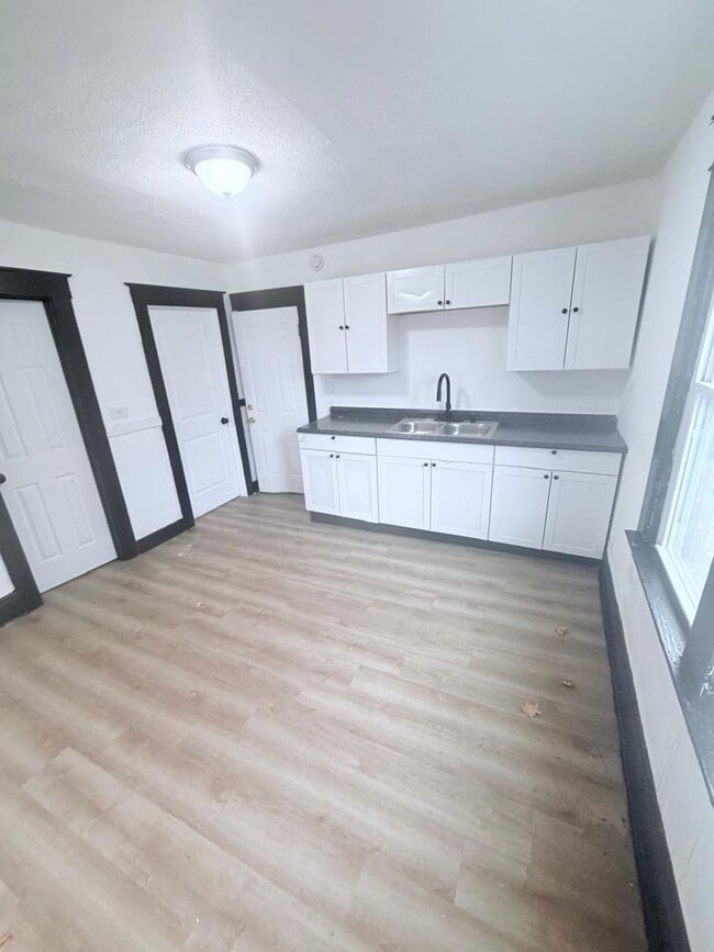 Photo - 2791 E 127th St Unidad DOWN