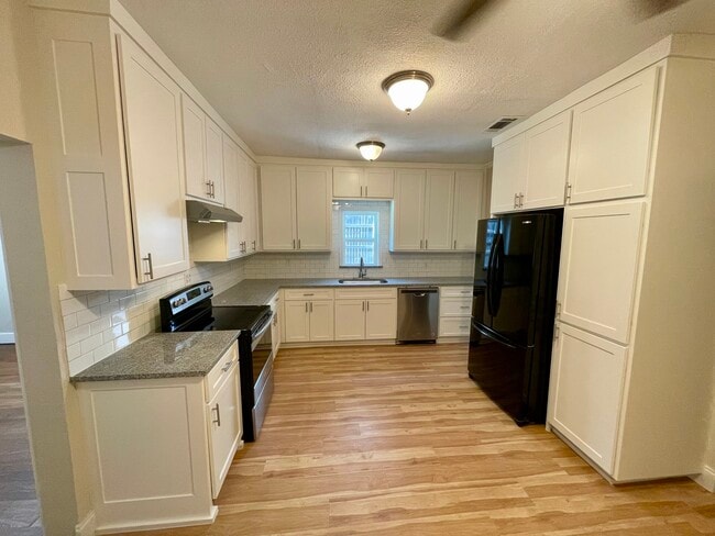 Kitchen - 3820 W 5th St