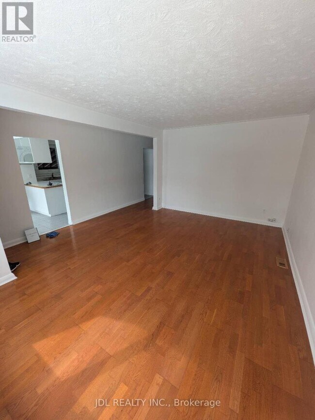 Photo - 345 Centre St E