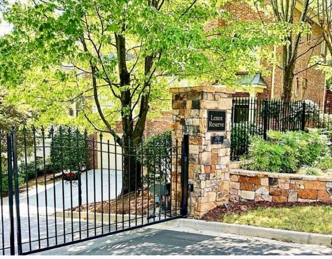 Building Photo - 2745 Lenox Rd NE