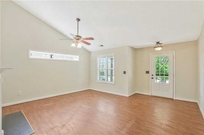 Photo - 328 White Oak Way