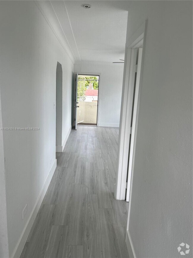 Building Photo - 2215 NW 33rd St Unit 2 Rental