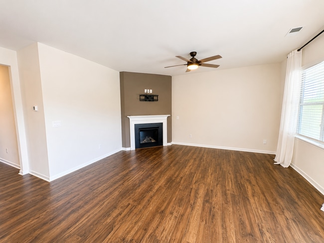 Photo - 676 Hollyrose Cir
