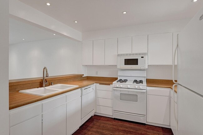 Cocina moderna con suelo nuevo. - 1895 N Vía Miraleste Unidad 1522