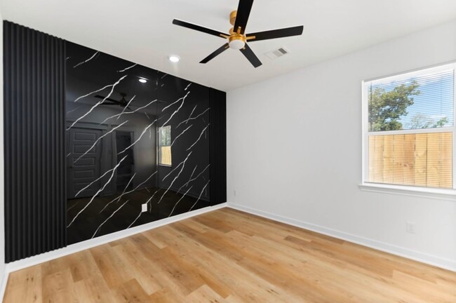 Photo - 7809 Queen St