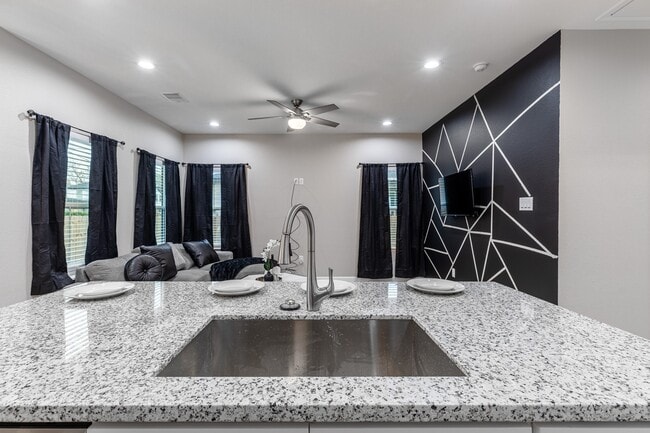 Photo - 4661 Clover St