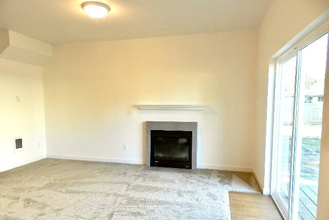 Photo - Updated University Place Townhome: 3 Beds, 2 Baths, Garage + Driveway Parking Unidad 8007