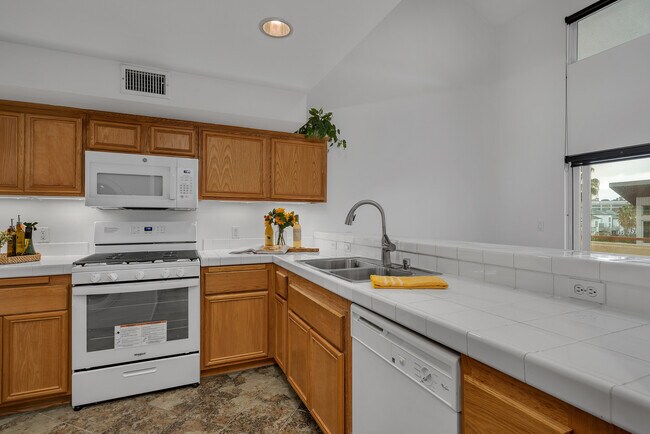 Wonderful chef's kitchen - 13200 Pacific Promenade Unidad 416