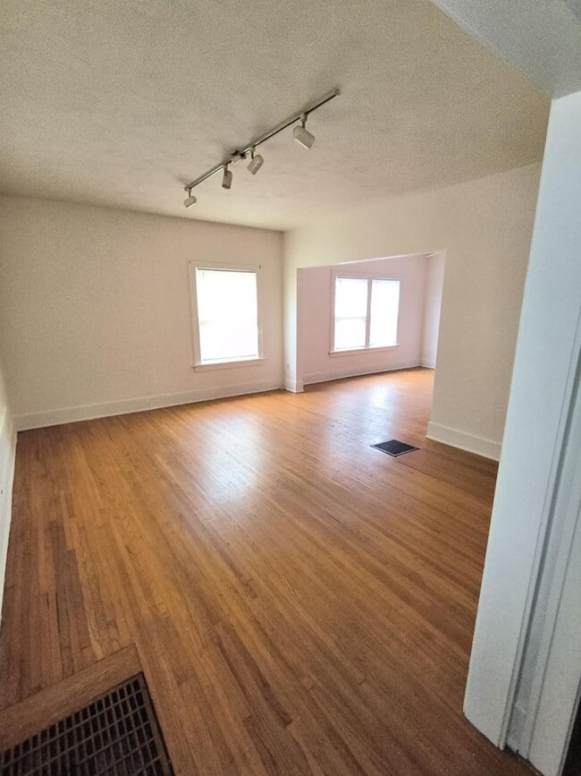 Building Photo - 1415 Kenyon Dr Unit 1415 Kenyon Drive Lower