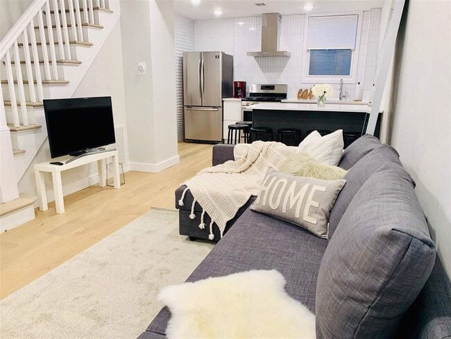 Building Photo - 77 Congress St Unit 3