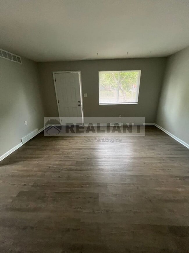 Photo - 487 Whispering Hills Dr