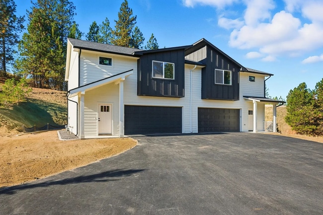 Building Photo - Stylish New Duplex with Scenic Surroundings