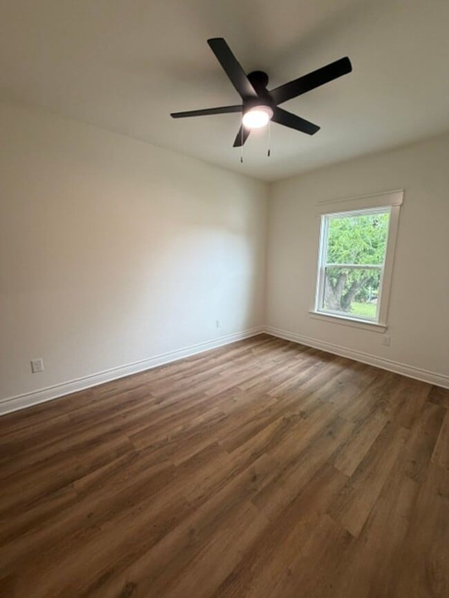 Photo - 303 Live Oak St