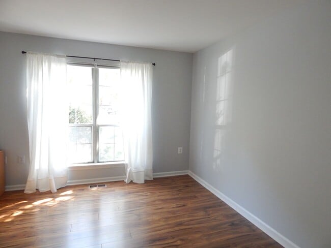Photo - Cozy TH in Great Alexandria Location!