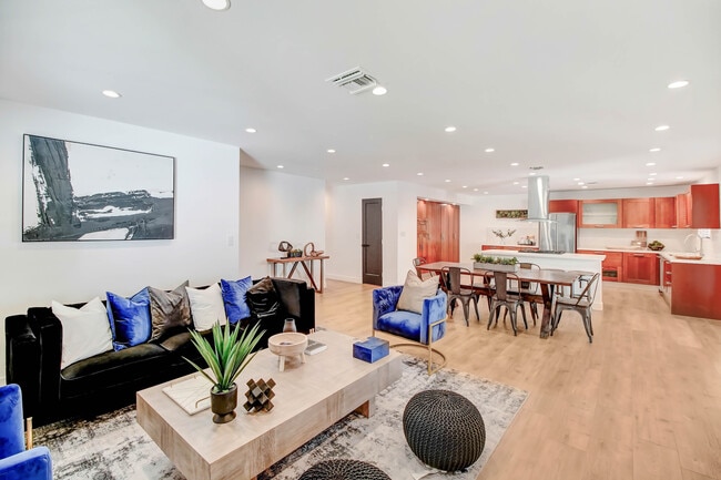 Photo - 4809 Saloma Ave