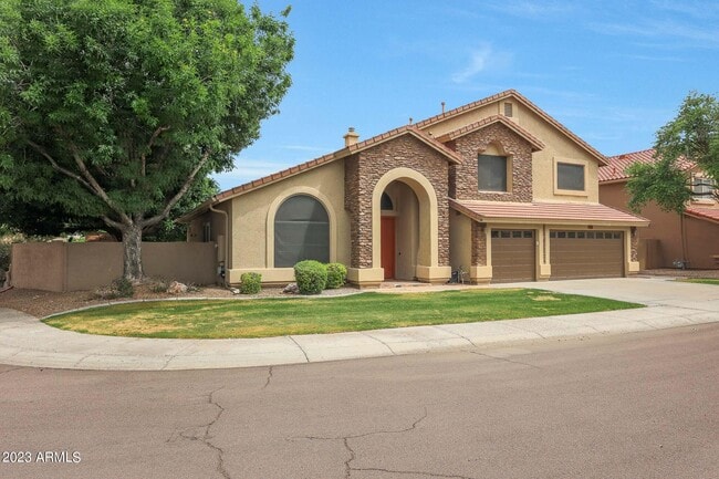 5328 W Mohawk Ln