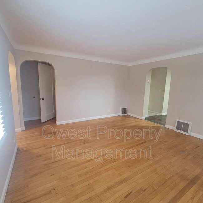 Photo - 864 Emerald Ave NE