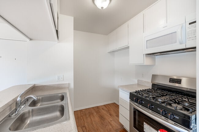 2BR, 2BA - 850SF - Kitchen