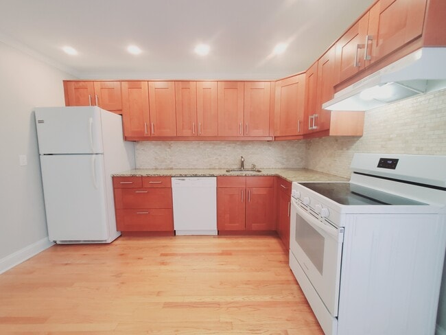 Building Photo - 409 Glenbrook Rd Unit F