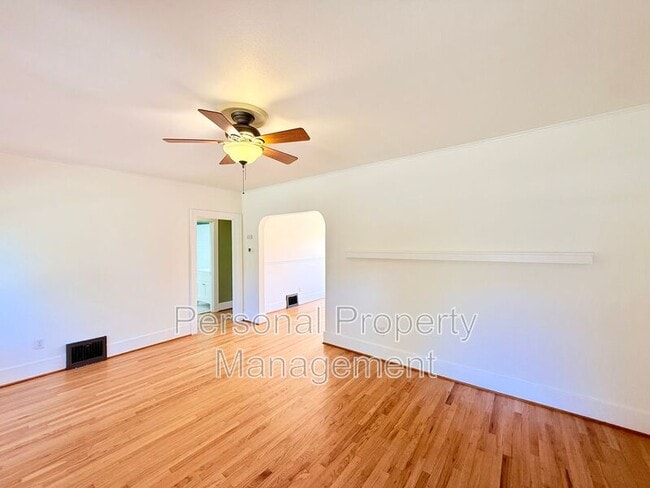 Photo - 209 W 35th St