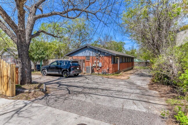 Photo - 2928 E 12th St