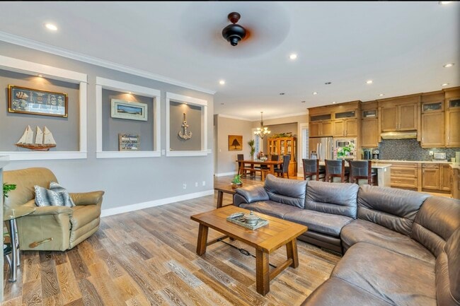 Photo - Elegant 5 Bed 5 Bath Extremely Spacious 2 Storey Home for Rent in Langley with 2 Dens! Unit Upper House