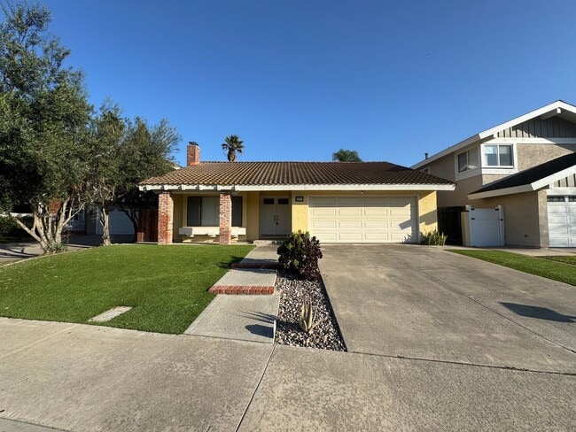 Building Photo - Beautifully Maintained 4Bd/2Ba Home w/Large Back Yard and Fruit Trees!