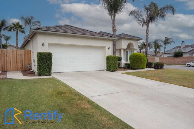 Photo - Charming Seven Oaks Home - 4Bed, 2Bath - Gardener Included!