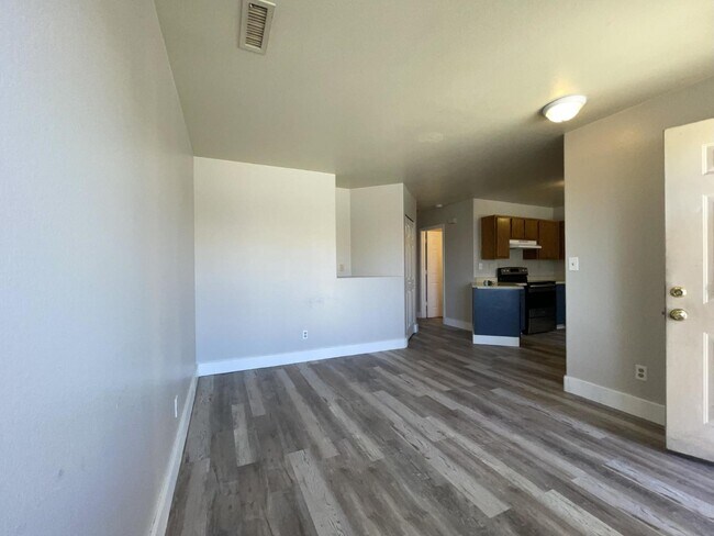 2 bed 2 bath central location. - 2 bed 2 bath central location. Apartment Unit B