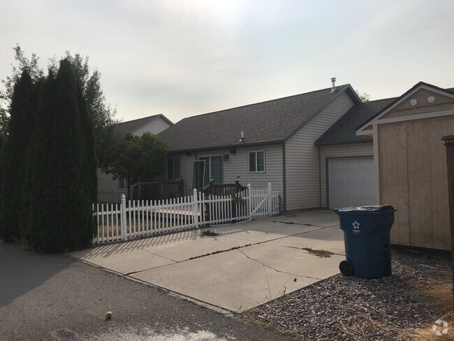 Building Photo - Beautiful 3 bedroom 2 bath home in Pleasa...